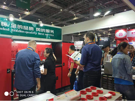 天金岡技術(shù)經(jīng)理周艷玲女士為國(guó)外客戶講解產(chǎn)品