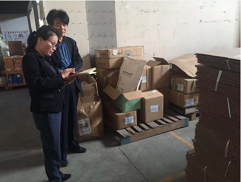 工具柜廠家天金岡技術經理周艷玲女士近距離勘測上海悅家工廠