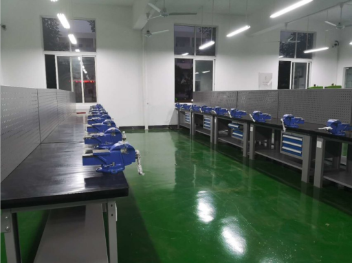 天金岡臺(tái)虎鉗工作桌--客戶場(chǎng)景