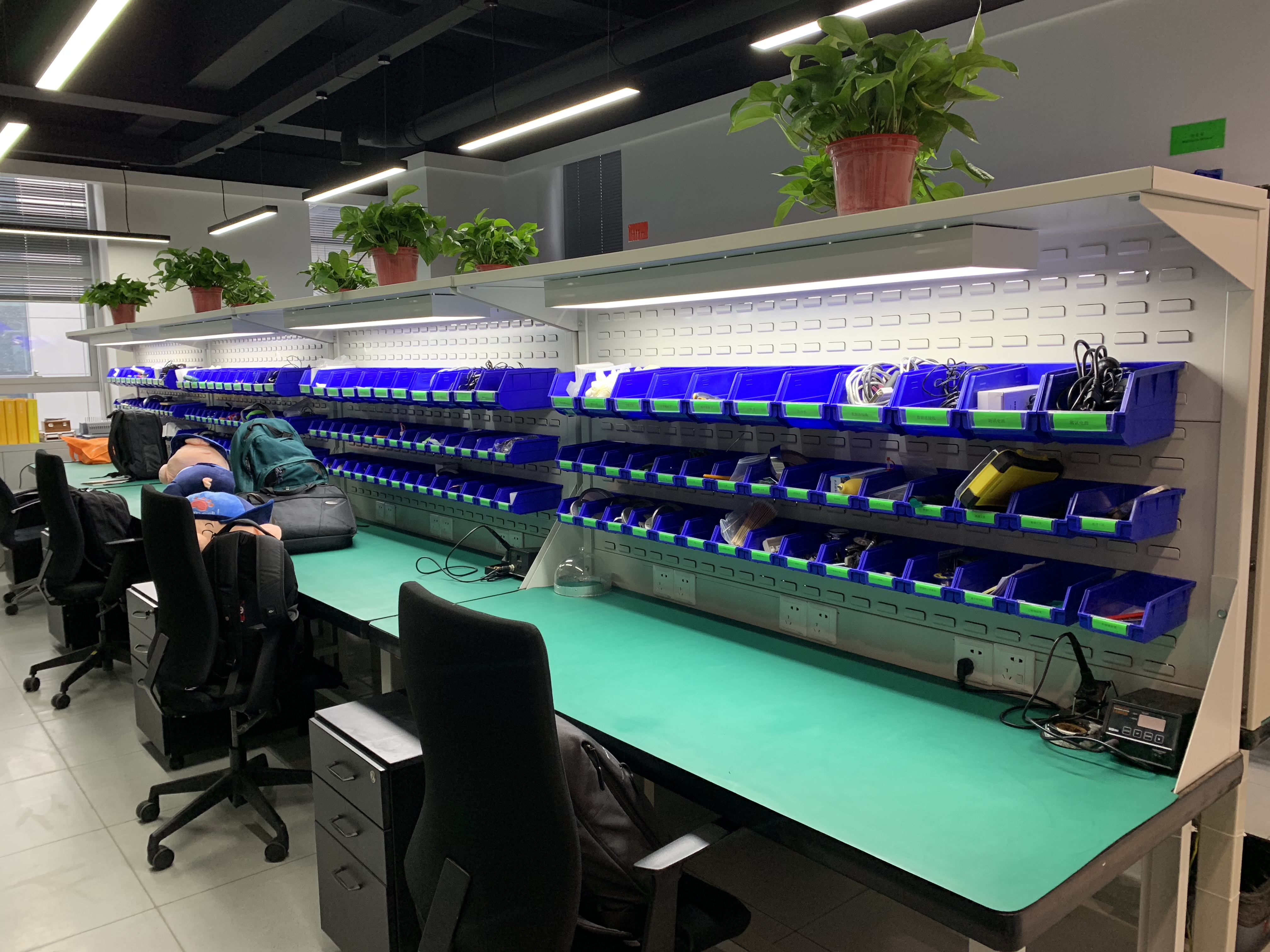 鉗工操作臺(tái)定做哪家好？